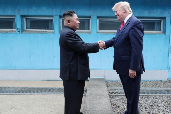 Trump cierra gira por Asia tras reunión con Kim y pactar tregua con China por guerra comercial