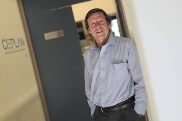 Histórico economista DC apoya la reintegración y valora acuerdo con el gobierno en reforma tributaria