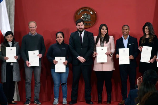 En medio de nuevas exigencias, venezolanos ya representan el 30% de los migrantes que han llegado a Chile