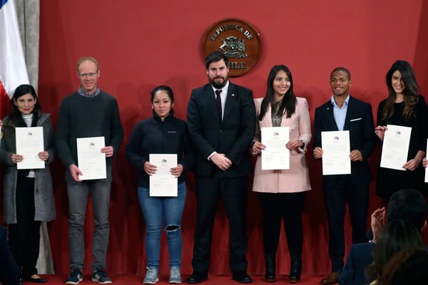 El jefe del de Extranjería y Migración, Álvaro Bellolio, participó ayer en ceremonia de entrega de carta de nacionalización a 50 personas. / Foto: Agencia Uno