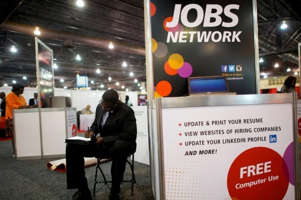 Empleo en EEUU sube mucho más de lo esperado y diluye apuesta para que la Fed baje las tasas
