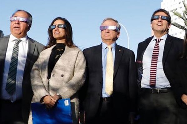El jefe de Hacienda observó el eclipse en Valparaíso junto a ministros, congresistas y sus asesores.