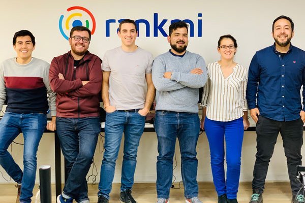 Enrique Besa y Felipe Cuadra, cocreadores, junto al equipo de Rankmi.