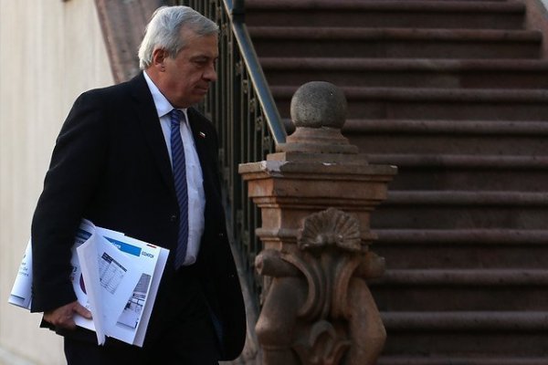 Oposición entrega un paquete de propuestas a Mañalich para buscar acuerdo en materia de salud