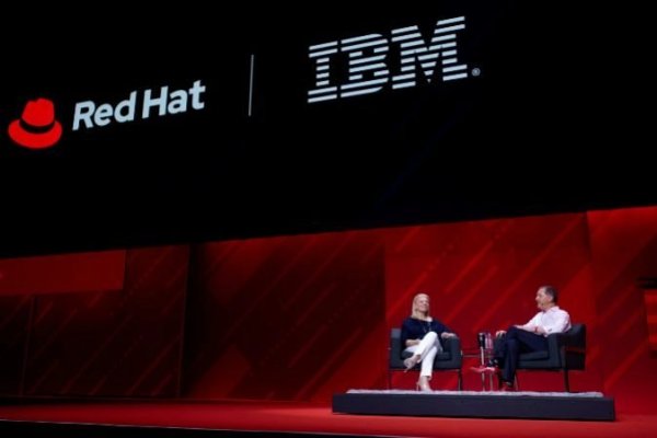 Los CEO de IBM, Ginni Rometty, y Red Hat, Jim Whitehurst, durante su intervención en el Red Hat Summit.