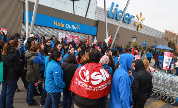 Walmart y sindicato endurecen posiciones tras primer día de huelga