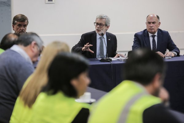 <p>Ministro Fontaine estudiará postergar 24 meses ley de la jibia por petición de pescadores</p>