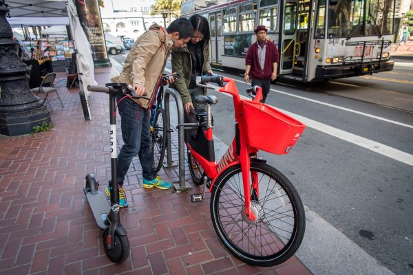 Robotaxis se quedan atrás: bicicletas eléctricas están revolucionando el transporte urbano
