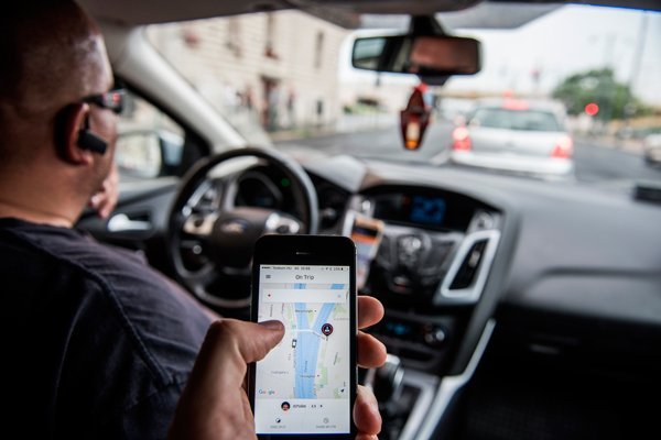 Uber inicia ofensiva por regulación en Chile: "80% de usuarios perderá acceso a pedir viajes"