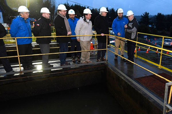 Piñera junto a autoridades y representantes de la empresa en una visita en terreno. / Foto: Presidencia