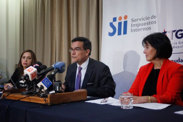 El director del SII, Fernando Barraza, y la tesorera general de la República, Ximena Hernández. / Foto: Agencia Uno