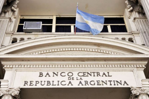 Banco central de Argentina flexibiliza su meta de base monetaria porque no podría cumplirla en julio