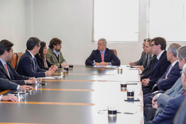 El ministro Larraín recibió ayer a los integrantes de los comités de expertos.
