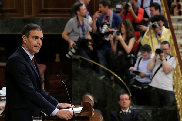 Pedro Sánchez centra en el empleo y las pensiones su polémico discurso de investidura