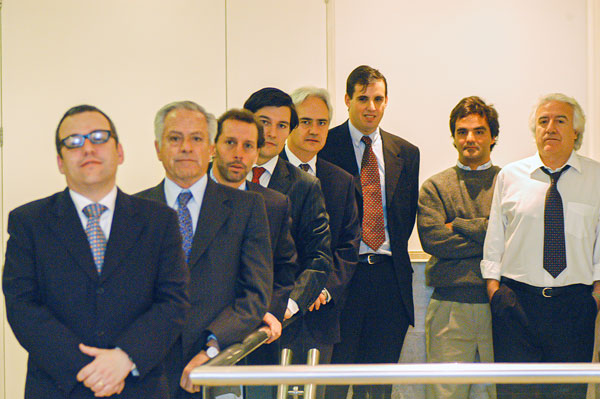 De izq a der: Axel Christensen, Sergio Undurraga, Pablo Echeverría, Juan Luis Rivera, Antonio Cruz, Álvaro Alliende, Fernando Tisné y José Miguel Musalem en 2006. / Foto: Rodolfo Jara