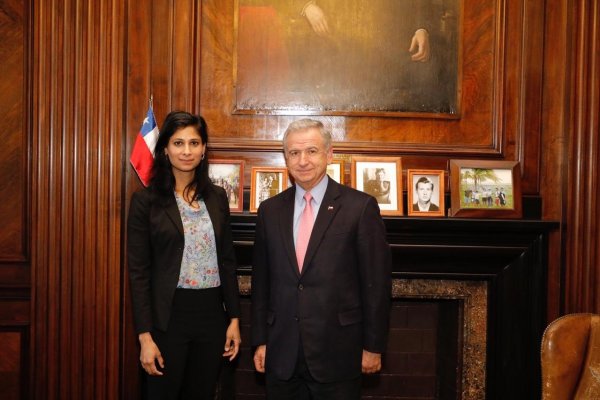 Ayer, el ministro de Hacienda, Felipe Larraín, se reunió con la economista jefe del FMI, Gita Gopinath (foto cortesía Ministerio de Hacienda).