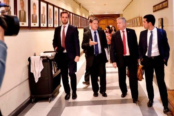 El ministro Larraín y sus asesores conversan con el diputado Pablo Lorenzini.