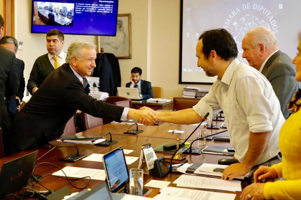 El ministro de Hacienda, Felipe Larraín, saluda al presidente de la comisión del ramo, Daniel Núñez. / Foto: Hacienda