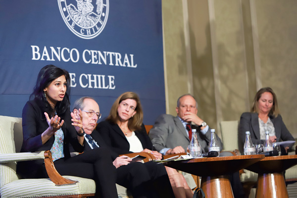 La economista jefa del FMI, Gita Gopinath, moderó la primera sesión de la conferencia de verano (boreal). / Foto: Rodolfo Jara