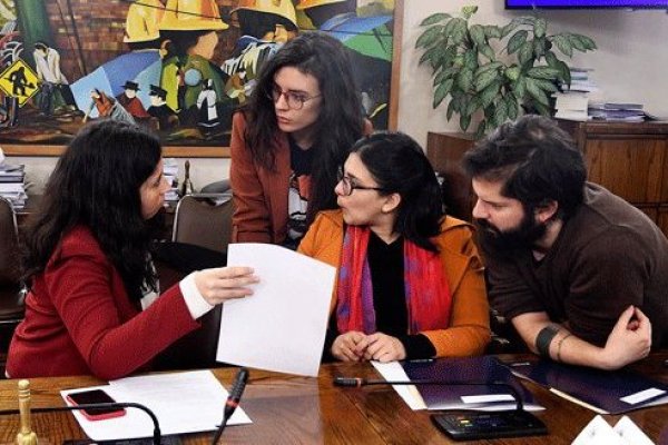 Gael Yeomans junto a las diputada PC, Camila Vallejo y Karol Cariola, además del diputado Gabriel Boric. / Foto: Agencia Uno