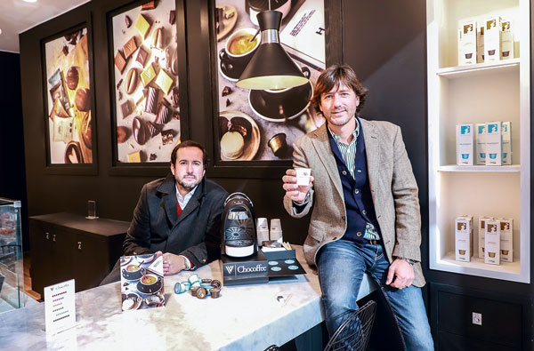 Los directores ejectuvos de Varsovienne, Gerardo y Rodrigo Cisternas, presentarán un nuevo concepto en tienda de Isidora Goyenechea: “Chocoffee”. / Foto: Rodolfo Jara