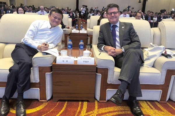 Francke estuvo en China y en una de sus actividades pudo conocer a Jack Ma, el fundador de Alibaba.