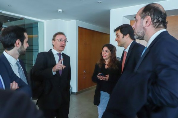 De izquierda a derecha, los abogados Pedro Rencoret, José Miguel Gana, Julio Pellegrini y Cristián Gandarillas en el TDLC. / Foto: Rodolfo Jara