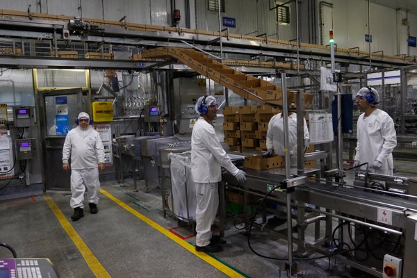 La producción manufacturera se resintió con fuerza en junio, sobre todo en el sector alimentos. / Foto: Agencia Uno