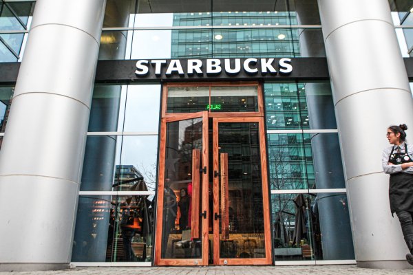 Fue por lana... Starbucks demandó a trabajadores y terminó sancionada por prácticas antisindicales