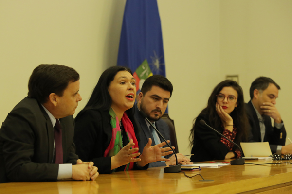 En la foto: Alfonso Swett, Bárbara Figueroa, Pablo Zenteno, Camila Vallejo y Javier Macaya.