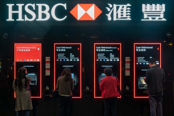 HSBC gana un 18,6% más hasta junio y la anuncia salida de su CEO