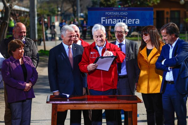 El Presidente Piñera, acompañado por los ministros de Hacienda y Economía. Foto: Agencia Uno.