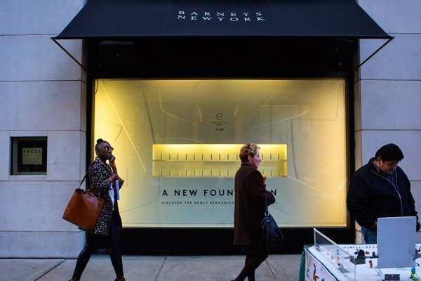 Algunas de las tiendas más conocidas de la Quinta Avenida, el distrito premier de compras de Nueva York, han cerrado en meses recientes. Foto: Reuters