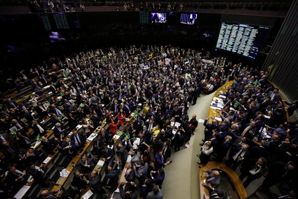 Anoche, los diputados debatían el texto mientras sindicatos, organizaciones sociales y partidos de oposición protagonizaron protestas en distintos puntos del país. Foto: Reuters