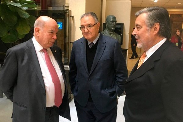 El senador Guillier acompañado por el DC Francisco Huenchumilla y el PS José Miguel Insulza.