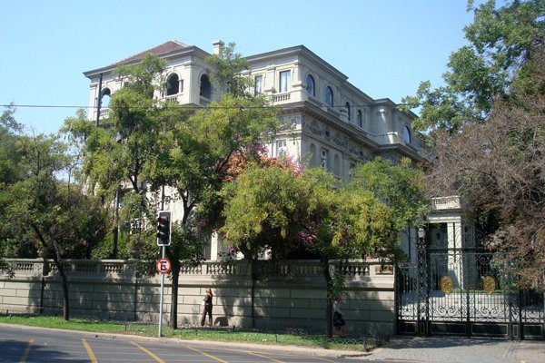 El palacio fue residencia del embajador de EEUU, luego fue la sede diplomática de ese país y finalmente su consulado.