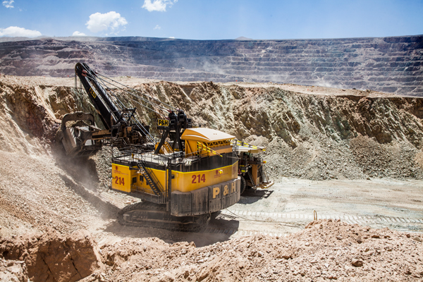 Minería e industria dan positivos signos de inversión, mientras el sector público pone la nota roja