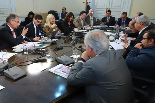 La presidenta de la Asociación Nacional de Funcionarios del INE, Blanca Salazar, y el funcionario de la Subdirección Técnica, Leonardo González, expusieron ayer ante los diputados de la comisión investigadora por el llamado caso IPC. Foto: Rodolfo Jara