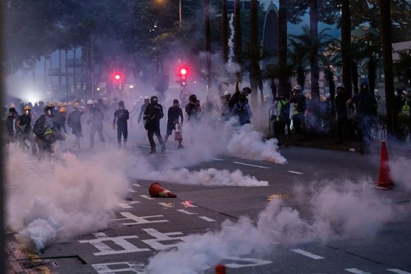 Sube la tensión: protestas en Hong Kong fuerzan a la autoridad aeroportuaria a cancelar todos los vuelos