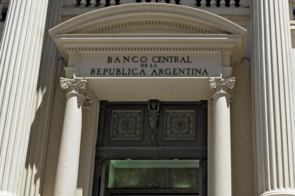 Primera reacción frente al alza del dólar: banco central argentino subió la tasa a 74%