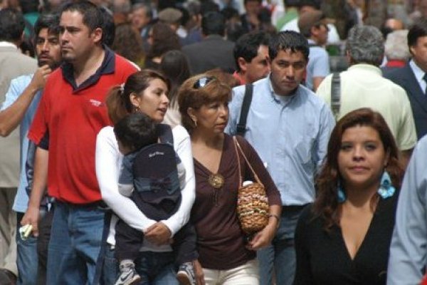 Zoom a ingresos de trabajadores: leve alza, menor brecha de género y lideran quienes se ocupan 45 horas