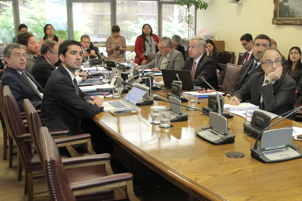 El ministro Larraín expuso sobre las implicancias de la guerra comercial para Chile en la comisión de Hacienda del Senado. Foto: Senado