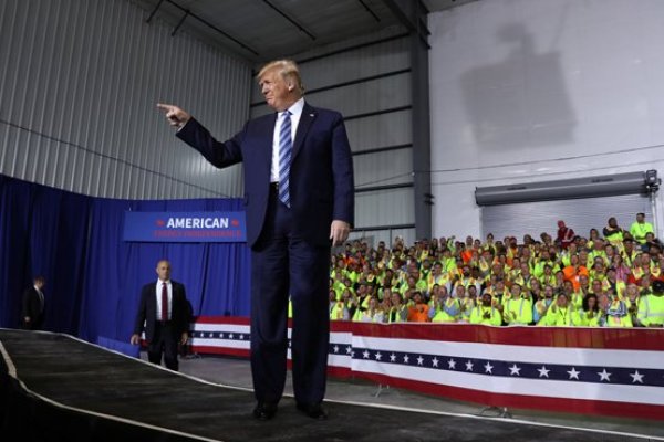 “Estamos haciendo esto por la temporada navideña, en caso de que algunos de los aranceles tengan impacto en los clientes estadounidenses”, dijo Trump. Foto: Reuters