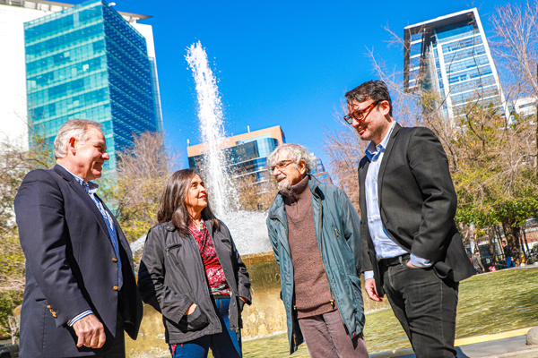 Alvaro Feller, presidente de Feller Rate, Ximena Dávila, cofundadora de Matríztica, Humberto Maturana, cofundador de Matríztica y Max Feller, director senior de Feller Rate. Foto: Julio Castro