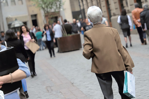 Hay que fortalecer los sistemas de salud para que se adapten al nuevo ciclo vital. Foto: Rodolfo Jara