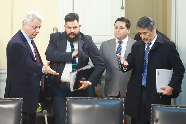 El diputado Naranjo invita al supuesto responsable por la manipulación del IPC denunciada por el INE, Felipe López, a tomar asiento en la comisión investigadora sobre el caso. Foto: Rodolfo Jara