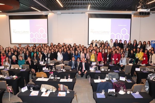 100 mujeres son preparadas para asumir altos cargos en la Dirección Pública