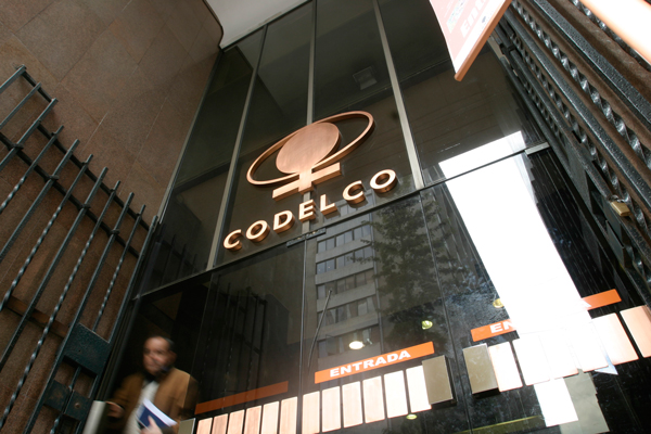 Informes de Codelco le ponen cifras (millonarias) a las restricciones de Contraloría a contratos