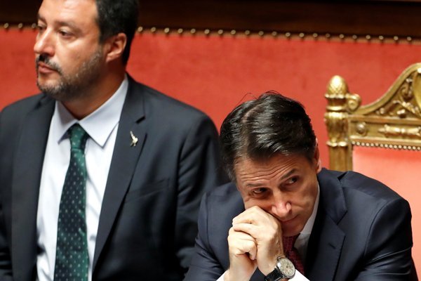 Giuseppe Conte (der.) atacó ayer a Matteo Salvini (izq.), acusándolo de “oportunismo político”. Foto: Reuters
