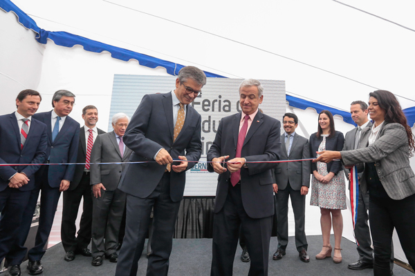 El presidente del Banco Central, Mario Marcel, junto al ministro de Hacienda, Felipe Larraín, inaugurando la feria de educación financiera de este año. Foto: Ministerio de Hacienda